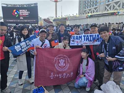 東京巨蛋外滿是台灣球迷。