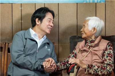 賴清德總統會見網友冠廷將滿百歲的阿嬤。 (圖:FB/chingte)