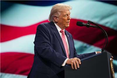 美國總統川普(Donald Trump)27日受邀於「未來投資倡議優先」(FII Priority)論壇發表演說。(美聯社/達志影像)