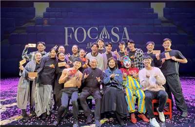 林懷民(前排左二)偕同 FOCASA製作的《幾米男孩的100次勇敢》海外首演登香港，大受歡迎，更吸引巨星林青霞(前排右三)現身力挺，並力讚是一場精彩演出。(FOCASA提供)