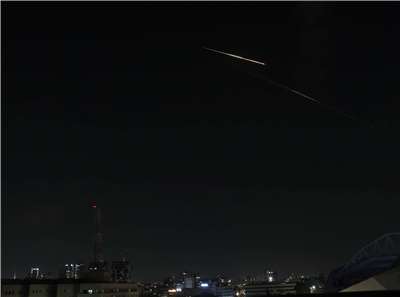 以色列首都特拉維夫28日晚間出現飛彈劃過天際，以色列防空系統啟動攔截。(AFP)