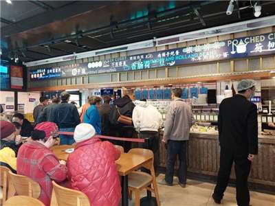 中共面對新形勢，以服務促進管制、強化基層治理的思維，在政策引導下，提供長者用餐優惠的社區食堂在中國各城市迅速興起。圖為一家網紅食堂。