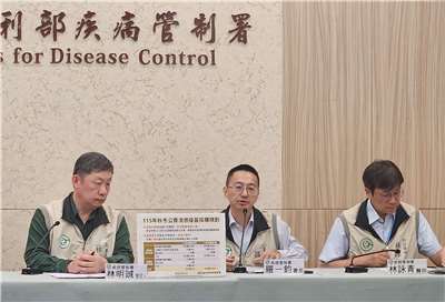 疾管署長羅一鈞(中)31日表示，這波B流疫情將於清明連假後明顯下降。(劉品希 攝)