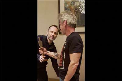 烏克蘭鐵路公司 (Ukrzaliznytsia) 發布宣傳片，影片顯示美國演員西恩潘(Sean Penn)在基輔獲贈一座由遭俄軍空襲受損的火車車廂金屬製成的象徵性的奧斯卡小金人。(AFP)