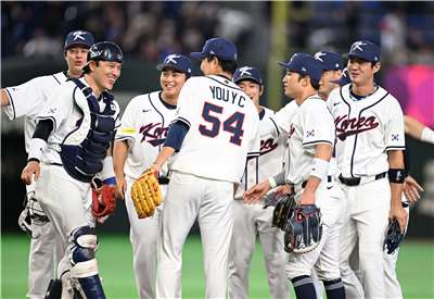 韓國隊2026世界棒球經典賽首戰，5日晚間在東京巨蛋交手捷克隊，終場韓國隊以11:4輕鬆擊敗捷克，拿下經典賽預賽首勝。圖為韓國隊慶祝勝利。(AFP)