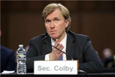 美國戰爭部次長柯伯吉3日在聯邦參議院軍委會作證。 (AFP)