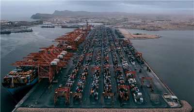 阿曼南端的沙拉拉港28日遭到無人機襲擊，造成工人受傷及起重機受損。(圖翻攝自官網)