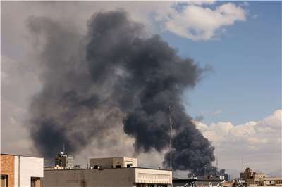 伊朗德首都黑蘭1日發生爆炸，現場濃煙竄起。