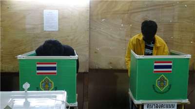 泰憲法法院受理大選無效請願 選委會須說明選票爭議。圖為曼谷選民投下神聖的一票。 (圖：中央社)