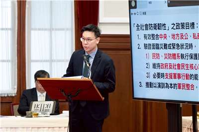 總統府19日召開「全社會防衛韌性委員會第七次委員會議」，國安會副秘書長林飛帆在會中說明「2026年城鎮韌性演習準備概況」。(圖：總統府)