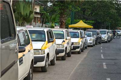 美伊戰爭推升全球油價，緬甸燃料短缺情況加劇，軍政府於3月初開始對私家車輛實施全面配給制度。圖為駕駛人在加油站排隊。資料照。