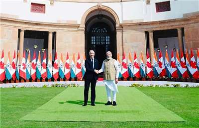 印度總理莫迪(Narendra Modi)2日接見來訪的加拿大總理卡尼(Mark Carney)後，雙方發表共同聲明。(翻攝IG@Narendra Modi)