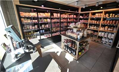 德國零售業面臨轉型，圖為一家自助式的無人肉鋪店。資料照片。 