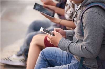 澳洲逾2成16歲以下兒少仍用社群平台。示意圖。(Freepik圖庫)