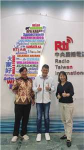 吳振南老師(左一)、黃信洋老師(中)一起探討客家博物館和語言的關係