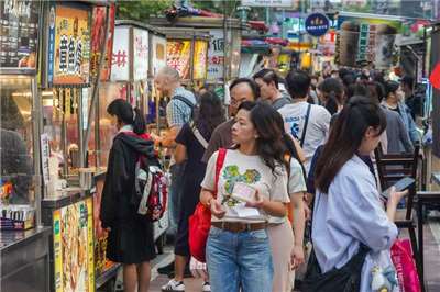 行政院主計總處初步評估3月CPI年增率有很大機率仍低於2%。圖為台北寧夏夜市傍晚人潮。(圖：中央社)