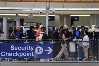 由於人員短缺，美國洛杉磯國際機場的安檢站大排長龍。