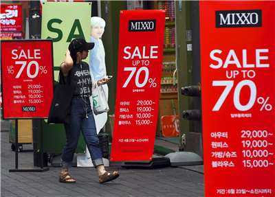 韓國銀行10日公布2025年國民所得毛額(GNI)為3萬6855美元，相較2024年增幅僅0.3%，連續第3年停在3萬6000美元區間，低於日本3萬8000美元、台灣4萬585美元。示意圖。(AFP)