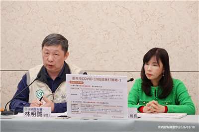 疾管署發言人林明誠(左)10日表示，目前A、B流共同流行，整體疫情緩降中。(疾管署提供)