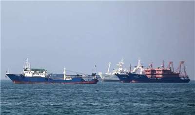 多艘受困於波斯灣地區且面臨敵方火力的船隻，正採取一種屢試不爽的策略以躲避攻擊：利用發送器宣告自己為中國籍船隻。(圖：微博)