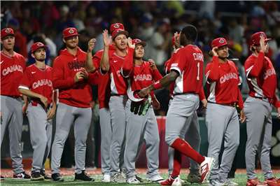 WBC世界棒球經典賽，加拿大隊以3比2擊敗波多黎各後，加拿大隊成員們擊掌慶祝。