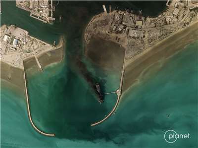 衛星影像顯示，伊朗海軍在南部阿巴斯港(Bandar Abbas)的基地遇襲。(AFP)