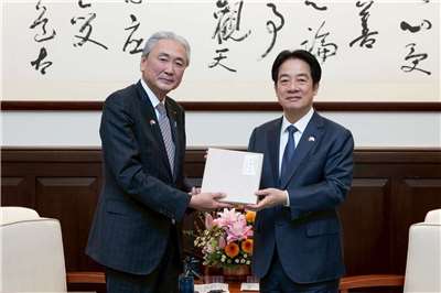 日本「日華議員懇談會」會長古屋圭司(左)日前訪台並晉見總統賴清德(右)，引發中國不滿發布制裁。(圖：總統府提供)