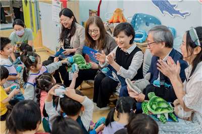 行政院副院長鄭麗君(左3)與海洋委員會主委管碧玲(左2)以及文化部長李遠(右2)，18日到新莊聯合辦公大樓幼兒園，與園內幼童共讀中英雙語繪本「海邊的星星巨人」，為海洋教育向下扎根。(海委會提供)