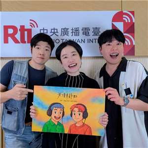 主持人亞特(左)、佑仁(右)與來賓余品潔(中)