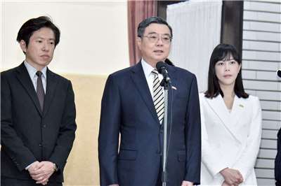 行政院長卓榮泰(中)赴立法院進行專案報告前接受媒體訪問。資料照片(圖：行政院提供)