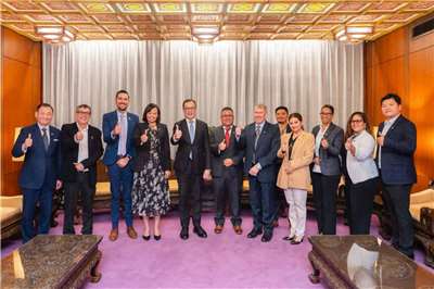 外交部政務次長陳明祺(左五)與貝里斯金融公司主席馬雷納( Reynaldo Magana  )(左六)、駐台大使梅凱瑟( Katherine Meighan )(左四)及訪團成員合影。(圖 : 外交部)