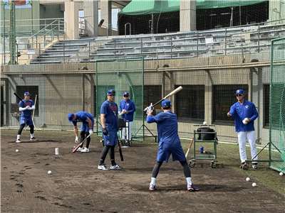 高國輝與張建銘盯緊練打狀況。(鄭仲嵐攝)