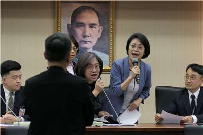 立法院程序委員會今天(17日)開會討論下次院會議程，在處理民眾黨團提案時，民進黨立委表達異議，會議主席、國民黨立委翁曉玲未表決，旋即裁示援例將議程草案提報院會處理，此舉引發民進黨立委抗議，痛批國民黨人數不足輸了就沒收表決。(趙婉淳 攝)