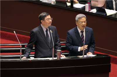 行政院長卓榮泰(左)、經濟部長龔明鑫(右)6日赴立法院施政報告並備質詢。(鄭佑漢 攝)