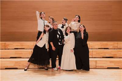 《陽光女子合唱團》全台票房正式突破新台幣7億元，導演林孝謙(前排左2)表示，感謝250萬人次觀眾的熱情支持，「陽光依舊燦爛，我們會繼續唱，電影院見！」(FB@林孝謙x呂安弦)