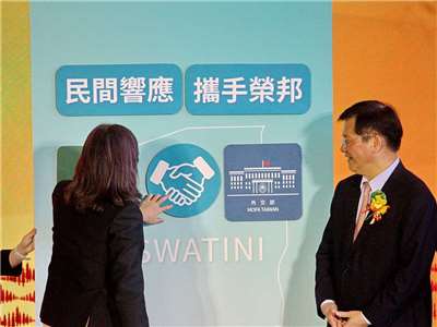 外交部長林佳龍(右)宣布成立「榮邦經貿辦事處」，而民間企業也響應成立「榮邦經貿公司」，公私協力擴大與友邦經貿繁榮的加乘效益 (央廣檔案記者王照坤 攝)