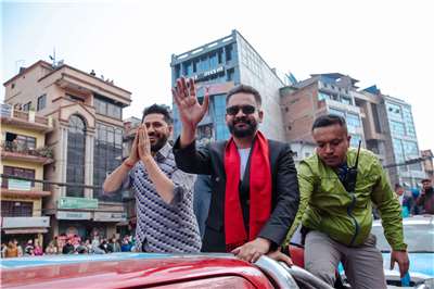 饒舌歌手轉戰政壇的夏哈(Balendra Shah)(中)掃街拜票。