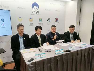 內政部次長馬士元(右2)26日表示，內政部長劉世芳針對易致災地區要求逐步充實區域內的替代役救災人力。(央廣記者王照坤 攝)