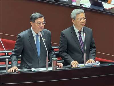 美伊戰爭推升油價，針對立委關切是否會凍漲電價，行政院長卓榮泰(左)17日表示，這部分由電價審議委員會決定，他不宜在此提及那兩個字，希望國人在這段時間的生活，能夠比較平穩安定的度過。(趙婉淳 攝)