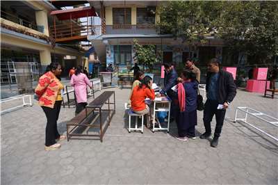 尼泊爾選委會官員為投票做最後準備工作。