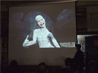 藝術家李亦凡31日在北美館行前記者會上，曝光即將亮相2026威尼斯國際美術雙年展台灣館展的新作《鬱卒的平面》。(江昭倫 攝)