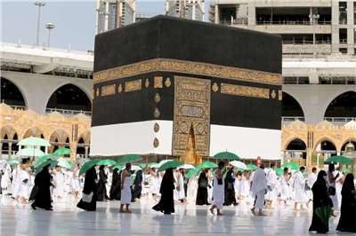 位於麥加大清真寺的天房(黑色立方體建物)是伊斯蘭教聖地。 