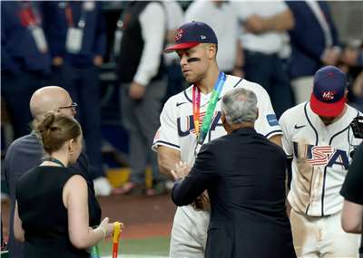 美國在世界棒球經典賽冠軍戰中對上委內瑞拉落敗，落居亞軍，美國隊隊長賈吉(Aaron Judge)(圖中)領取獎牌時露出落寞表情。(AP/達志影像)