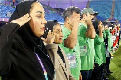 伊朗女足隊拒唱國歌，各界籲澳洲提供庇護。圖為伊朗女足隊在奏國歌時敬禮。