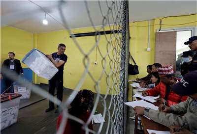 尼泊爾大選的完整開票結果預計將在一週內分曉。圖為選舉委員會官員在計票前向各黨代表展示票箱。