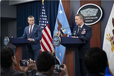 美國參謀長聯席會議主席凱恩(Dan Caine)與戰爭部長赫格塞斯(Pete Hegseth)2日說明對伊朗的史詩怒火行動。(圖:美國戰爭部)