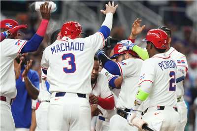 WBC世界棒球經典賽美東時間13日八強戰開打，多明尼加對上韓國對，在捕手威爾斯轟出三分砲後，以7:0提前結束比賽。圖為多明尼加威爾斯(右二)在第七局提前結束比賽後，受到隊友的祝賀。(AP/達志影像)