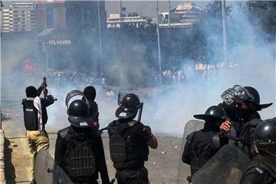 在巴基斯坦南部大城喀拉蚩，警方發射催淚彈驅散抗議伊朗最高領袖哈米尼遭殺害的什葉派穆斯林示威者。