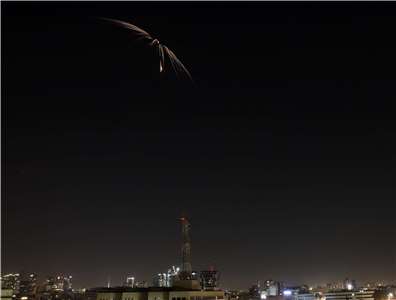 伊朗18日對以色列發射的飛彈出現在以色列首都特拉維夫上空。(AFP)