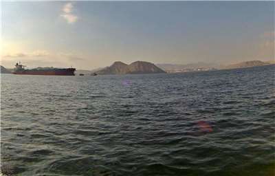 位於荷莫茲海峽外圍的費赫勒港是阿曼重要的原油出口港口。(維基百科/CC BY-SA 3.0)
